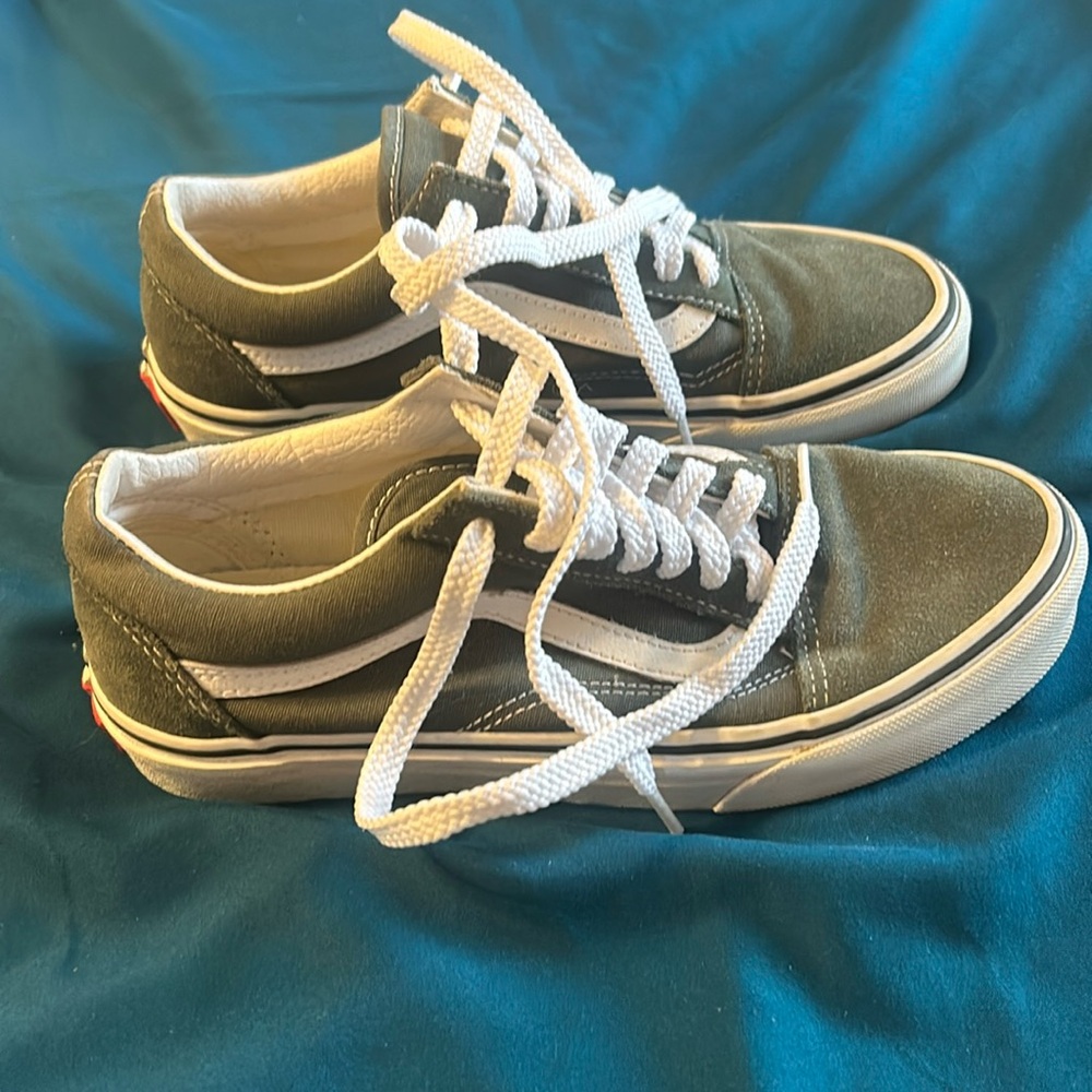 Vans Old Skool Skate Shoe.Pewter Gray. Men’s Size 6 /Women’s Size 7.5. Like New